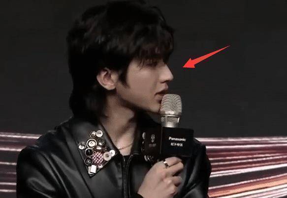 原创蔡徐坤退出跑男后一身黑衣亮相活动站c位又高又瘦皮肤超好