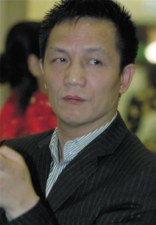 从棚户区地痞到上海首富,坐牢嫌热的他,自掏腰包给监狱装空调_周正毅