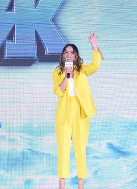 原创27岁漫威女神汪可盈好气质穿薄荷绿长裙秀事业线美得高调