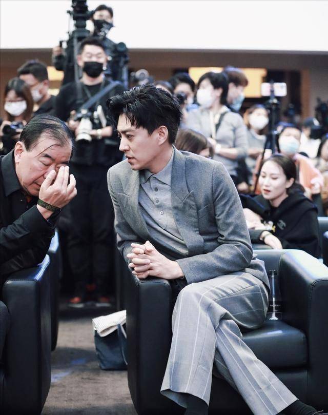 原创4任女友,2任二婚,这位44岁"国家一级演员"12年坎坷爱情路_靳东