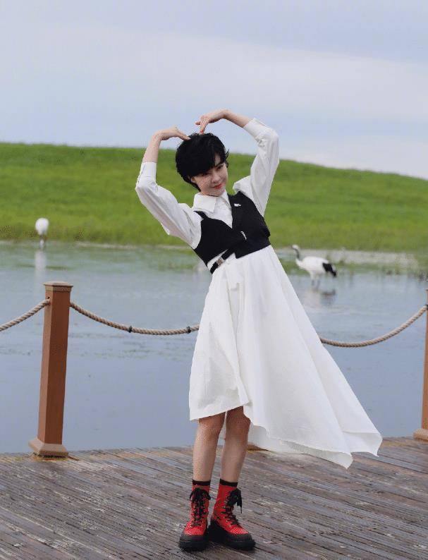 原创郁可唯也太时髦了穿粉色羽绒服配粉色帽子减龄又洋气
