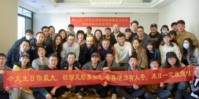 原创黄晓明43岁生日剧组拉横幅做豆腐蛋糕庆祝本人状态却显憔悴