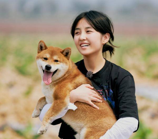 原创张子枫高考完有多开心助理镜头下彻底放飞庆祝方式绝了