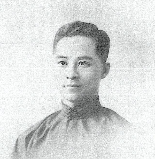 齐世英那天下午,齐世英的妻子搂着盖文华的妻子,两个女人抱头痛哭.