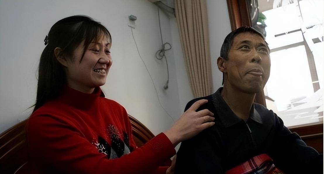 "术后第三天,王振龙刚刚能下床走路,就在妻子的搀扶下去看儿媳妇.