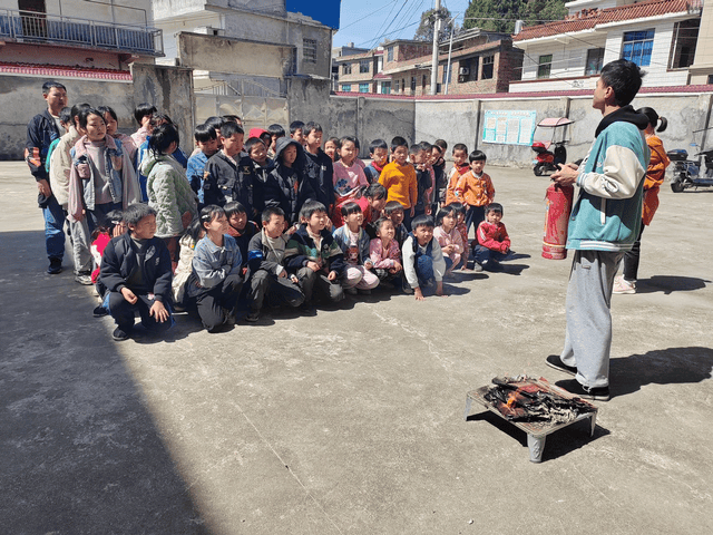 新邵县龙溪铺镇木山完全小学开展消防演练教育活动