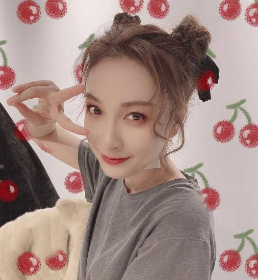 38岁吴昕又洋气了,晒"车库大片"又美又飒,筷子腿不输小姑娘_方面_照片