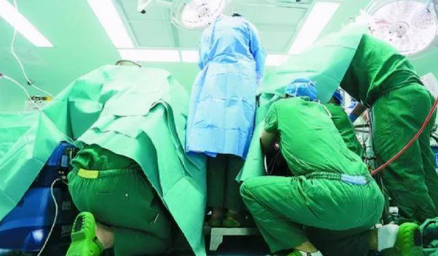 身体"折叠"28年,历经四次艰难手术,"折叠人"李华终重获新生_母亲_医生