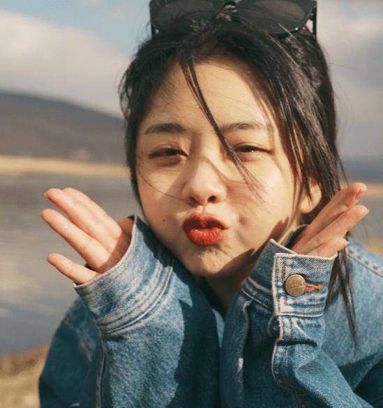 原创谭松韵拍戏脸部水肿工作室晒奶茶消肿法肉包脸过于真实了