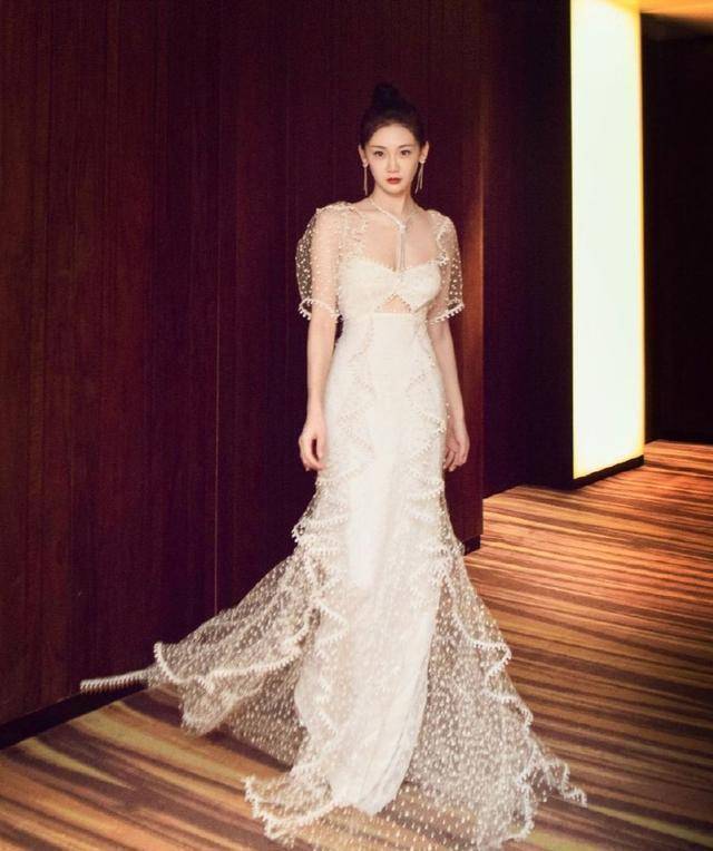 郑恺真捡到宝了老婆苗苗穿深v大秀身材绝美气质太高级