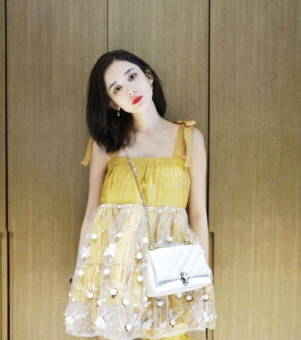 原创27古力娜扎终于穿仙女裙,配黄色背带更少女,这打扮娱乐圈也罕见_