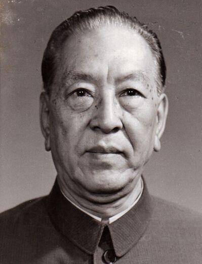 1944年夏天,王诤担任军委三局的局长,这是通信兵的最高领导机构.