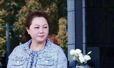 "阮国琴眯着眼睛笑了笑,含起下巴低下了头.