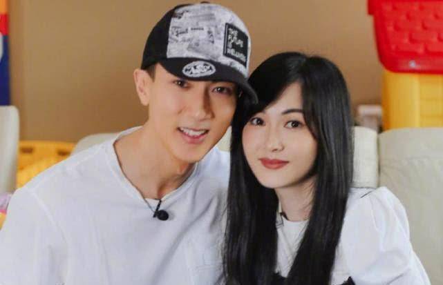 原创吴尊晒老婆生娃旧照林丽吟素颜躺手术台上脸色苍白惹人心疼