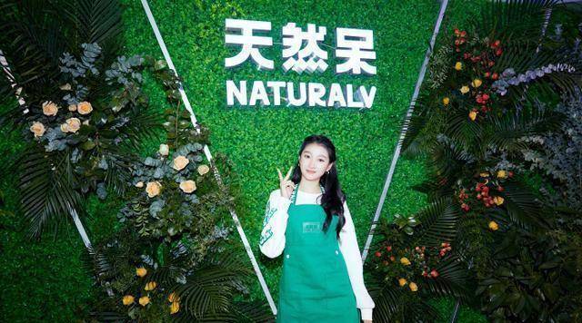 原创原创23岁关晓彤当老板太给爸妈长脸穿卫衣围裙新店开张电线腿看酸