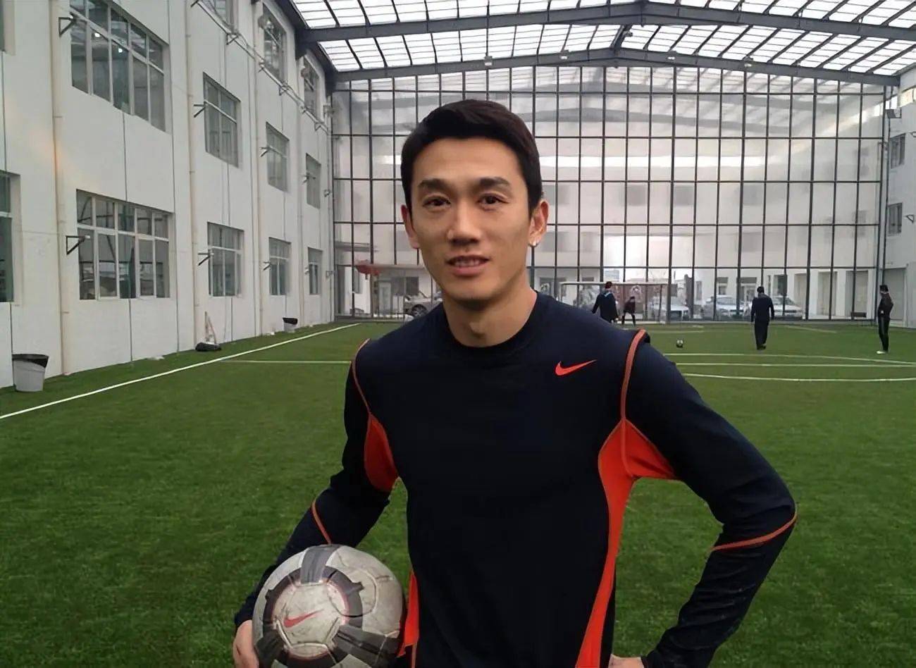 1993年,商毅入选健力宝青年足球队,后赴巴西留学5年.