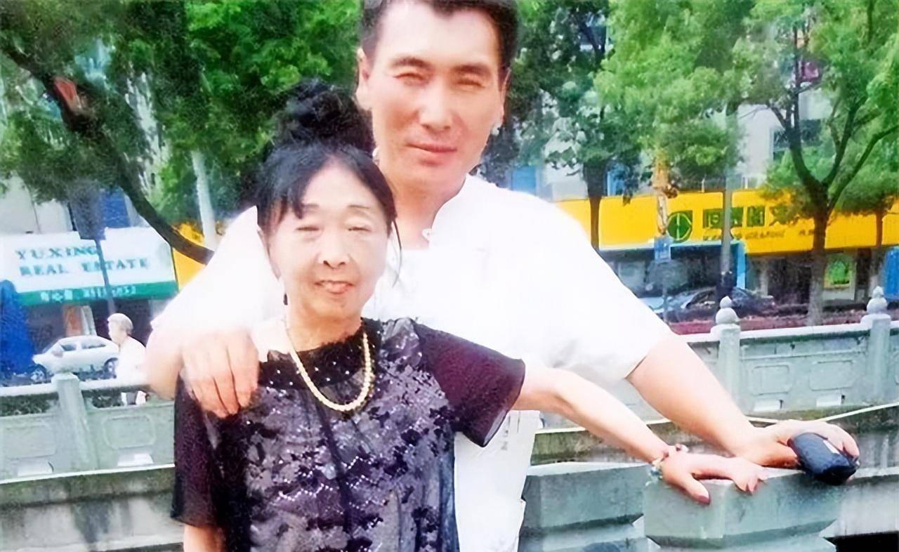 可李玉成谁都不理,就这么愣愣地站着,双眼直勾勾地盯着台上.