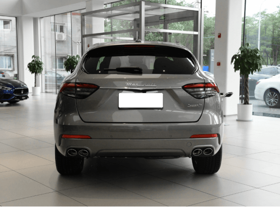 玛莎拉蒂levante的外观沿用家族式设计,车头配备了直瀑式设计的中网