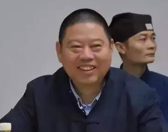 拿回去详细的看了很久之后,陆文荣深深的入迷了,回到国内之后,他甚至