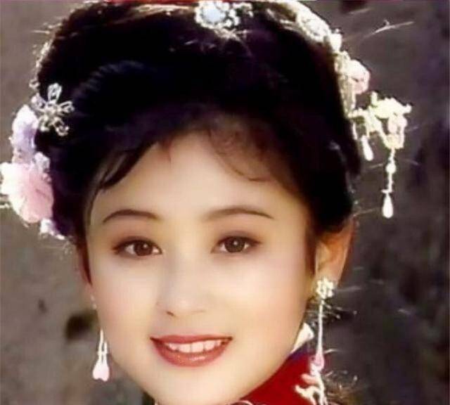 1985年陈红出演了第一部影片《这里有泉水》,饰演余多正式出道.