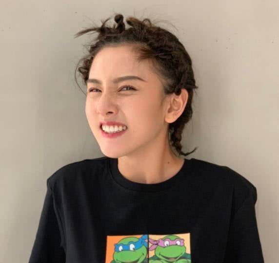 画面里宋祖儿穿蓝色家居服拿相机自拍,化了精致的淡妆,青春活力的少女