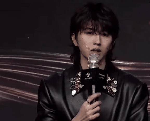 原创蔡徐坤退出跑男后一身黑衣亮相活动站c位又高又瘦皮肤超好