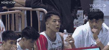 原创22岁男篮小将被吹技犯后发脾气怒摔水瓶国骂队友表情亮了