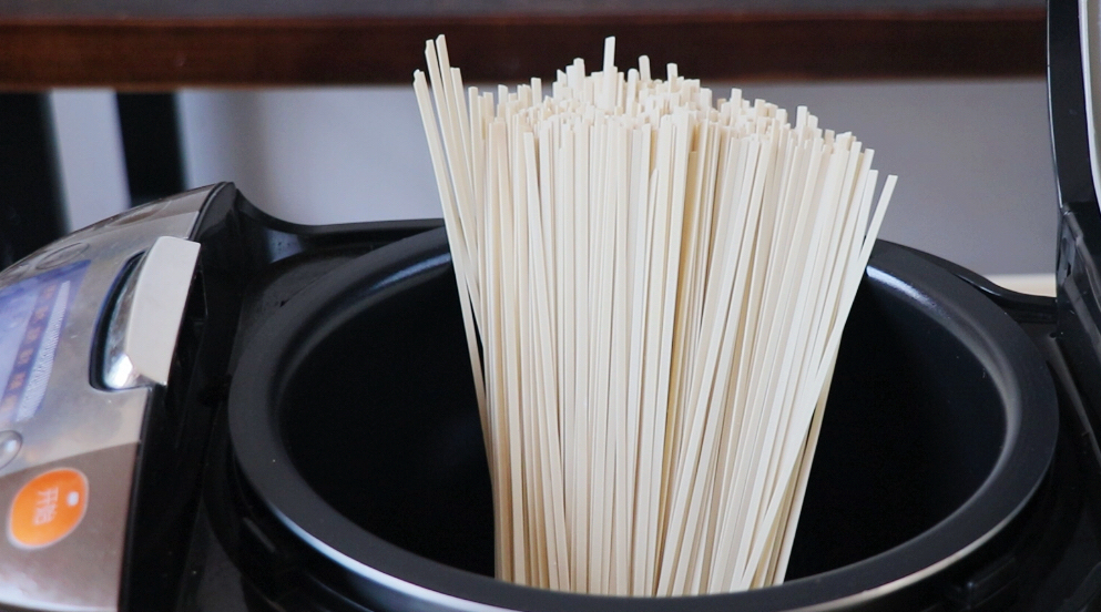 懒人面条新做法,不用水不放油,学会这1招,老公三天两头点名吃_电饭煲