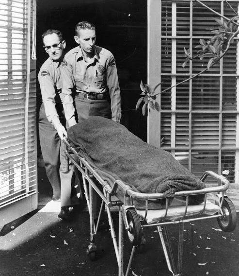 殡仪师出书回忆玛丽莲梦露披露心酸细节下葬前为她穿衣