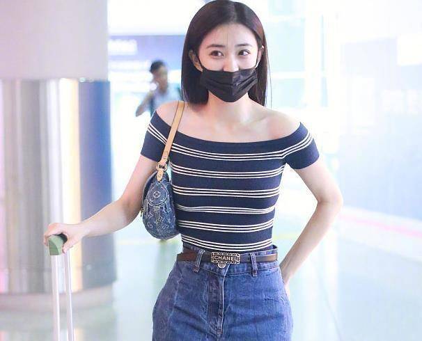 徐璐分手一个月表面看着没事近照却瘦到不敢认浓妆难遮黑眼圈