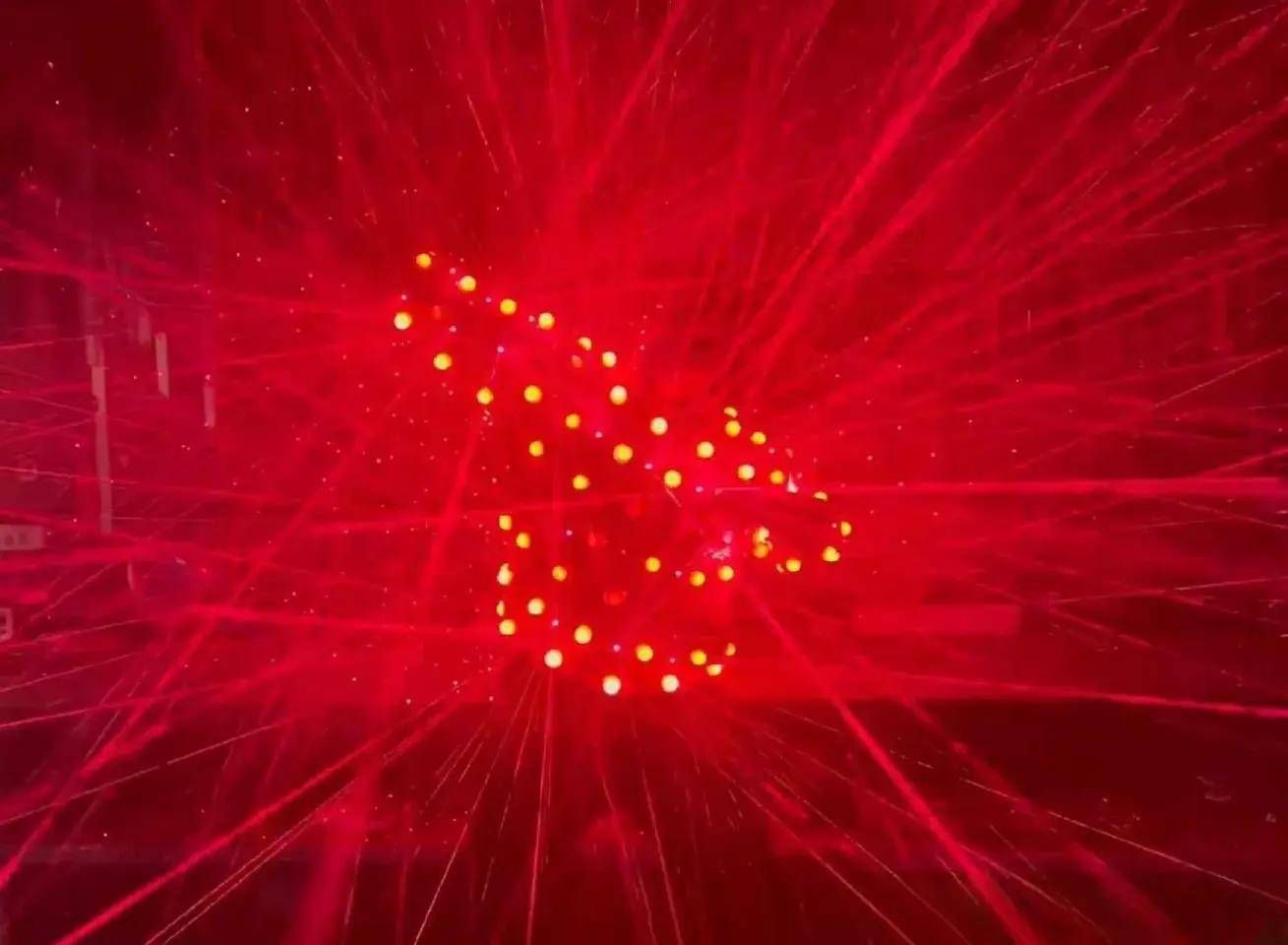 舞台上各种灯光闪烁,烟雾缭绕,让人仿佛置身于一个科幻世界.