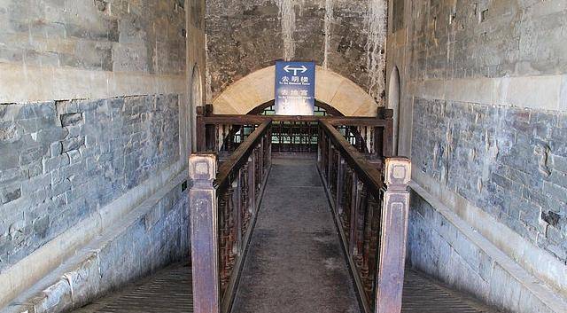 图:地宫内慈禧的棺椁,当年那些价值连城的陪葬品已经被孙殿英等人洗劫