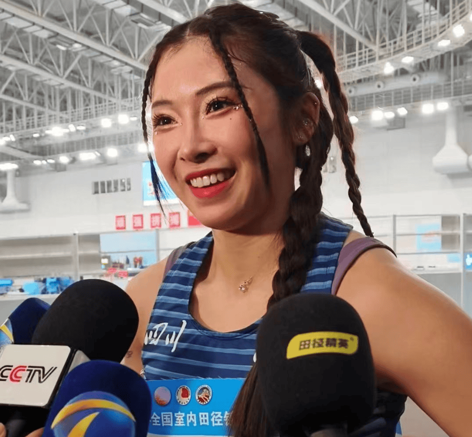 待上浓妆!吴艳妮鲜红指甲 夸张发型,致敬母亲偶像花蝴蝶乔伊娜