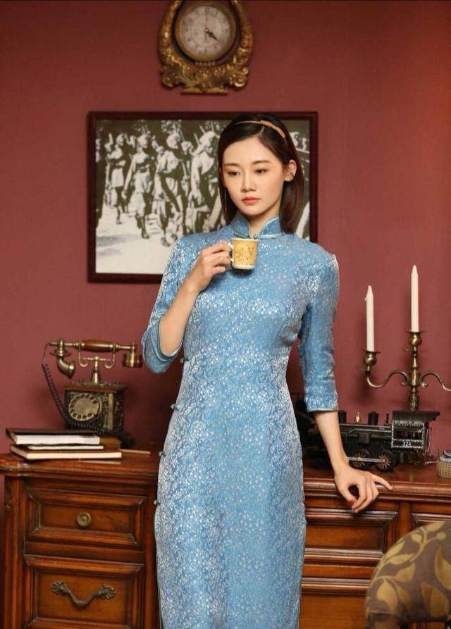 郑恺真捡到宝了老婆苗苗穿深v大秀身材绝美气质太高级