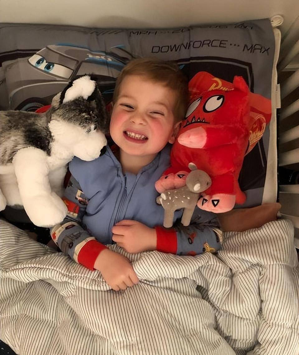 伊万卡8岁儿子生日!儿子女儿会说中文太厉害,伊万卡被老公搂着