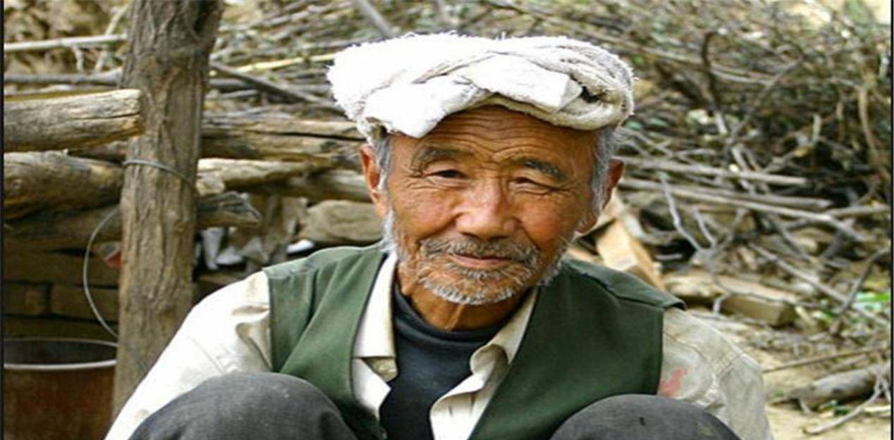 陕西老农取出1500万欠条向政府要债领导问您令尊贵姓