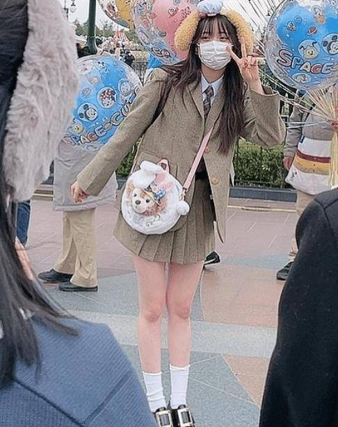 原创欧阳娜娜晒游客照男友视角开心比v一双竹竿腿瘦回90斤