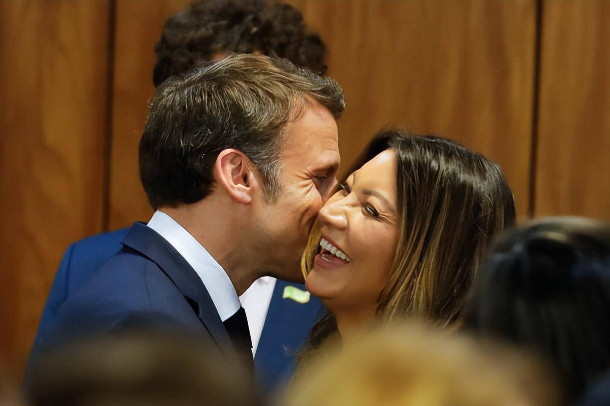 原创马克龙在巴西对第一夫人过分热情吻面礼还吻手卢拉夫人很惊艳