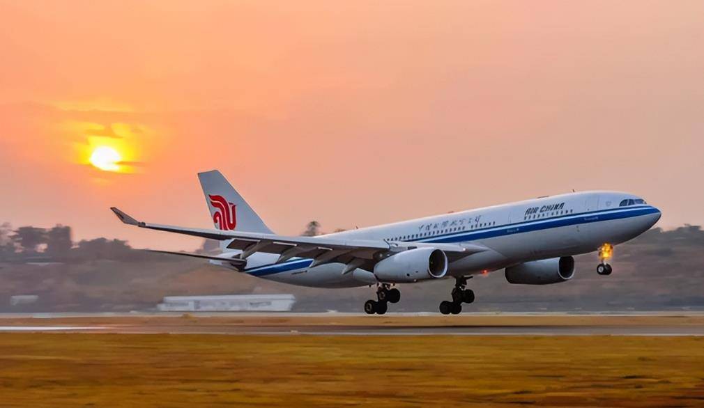 事到如今才懂得,为什么当年大家那样称颂"英雄机长"的刘传健_飞机的