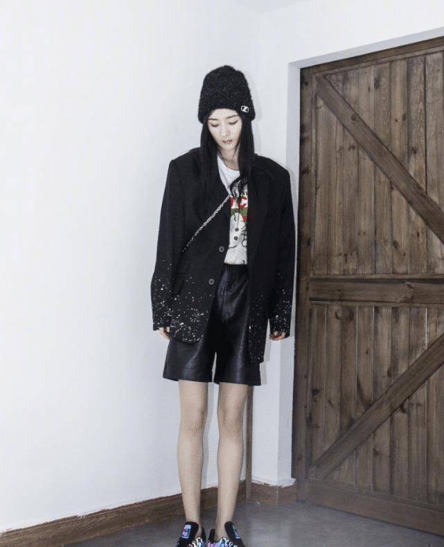 杨幂这奶奶靴是自己设计的看着虽土却意外显腿细