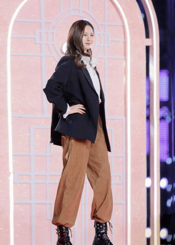 原创沈梦辰为秀灯管腿拿卫衣配5分裤女生都羡慕哭了