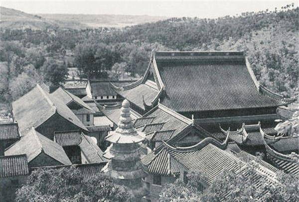 为了避难,许多难民们纷纷沿着紫金山来到了栖霞寺一带.