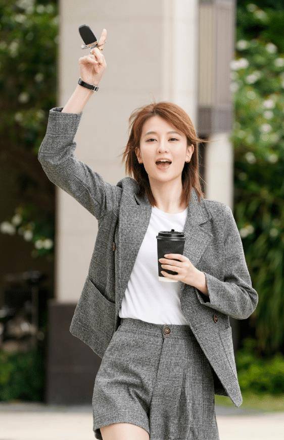 原创乔欣不听劝非得挑战儿童毛衣不料暴露漫画腰