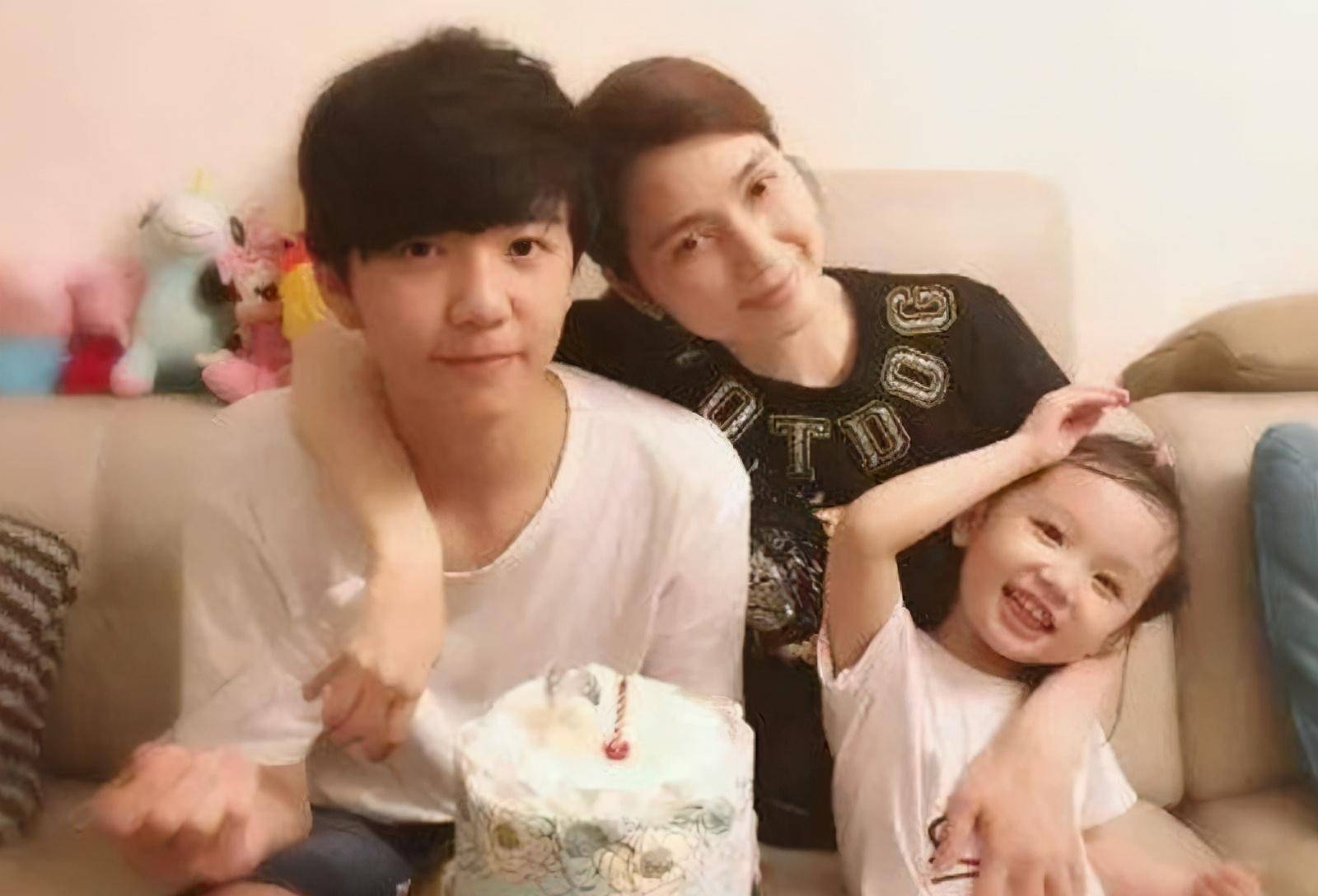 有种人生赢家叫洪欣大儿子成当红偶像女儿灵气十足好可爱