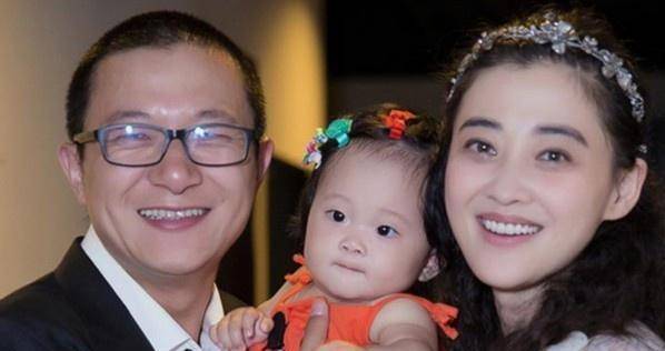 再婚生下一儿一女,今44岁被宠成小公主_梅婷_老公_婚姻