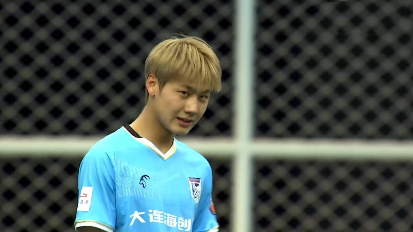 赵学斌倒地铲射球击中横梁,最终大连英博主场1-0战胜了黑龙江冰城