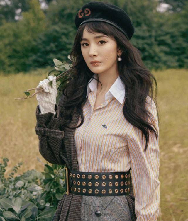 原创杨幂近照公开一袭白裙如知性女人这才是圈内的最干净女星