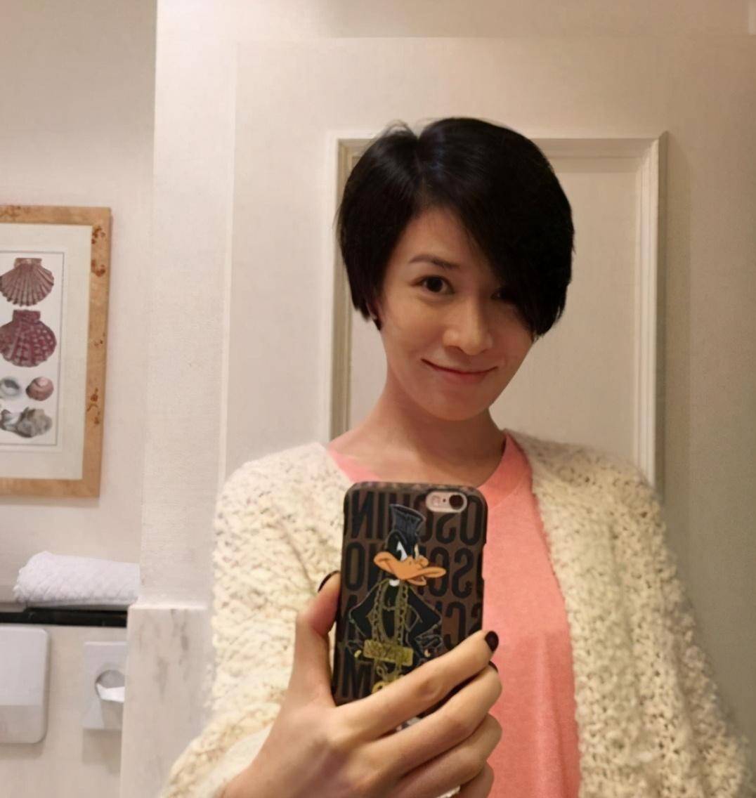 晒晒佘诗曼在香港的家其实平时生活更像普通人在家几乎不打扮