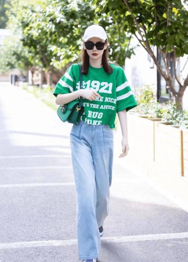 原创戚薇的下车照又火了绿色t恤配牛仔裤说是170都有人信