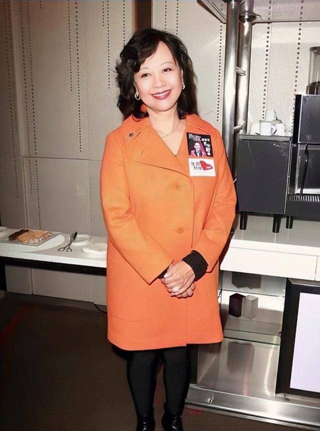 当儿媳将儿子拯救后,婆婆邝肖卿拉着儿媳李天颖的手,眼含泪水,感动地